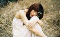 抱着边走边撞水流了一地的水